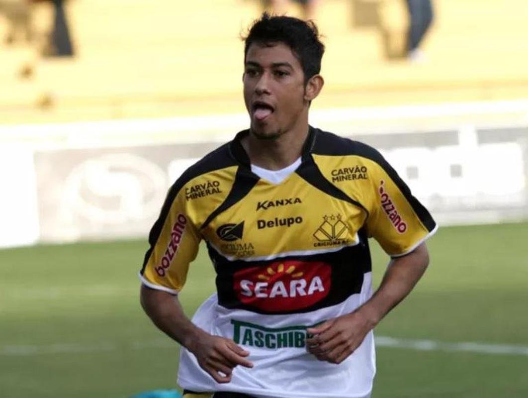 2012 - Cricima era lder com 18 pontos, sete  frente do 5 colocado (Boa Esporte), e subiu  Srie A de 2013 como vice-campeo da B.