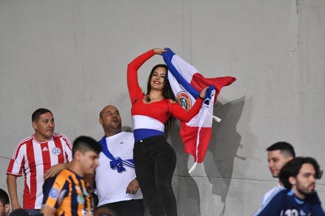 Larissa Riquelme manteve tradio de colocar celular entre os seios, foi calorosa com torcedores e apoiou Paraguai de forma efusiva no Mineiro