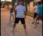 Tcnico do Santa Cruz pede desculpas por brincar com crianas na rua: 'No vi maldade'