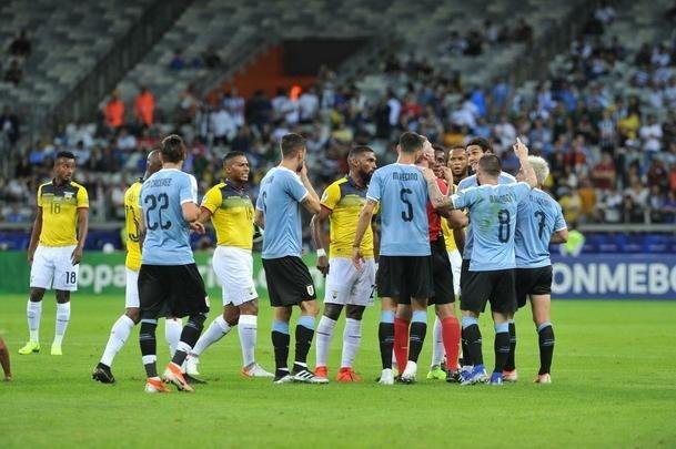 Fotos de Uruguai x Equador, no Mineiro
