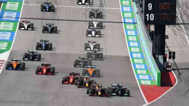 Max Verstappen pressiona Lewis Hamilton na largada nos EUA