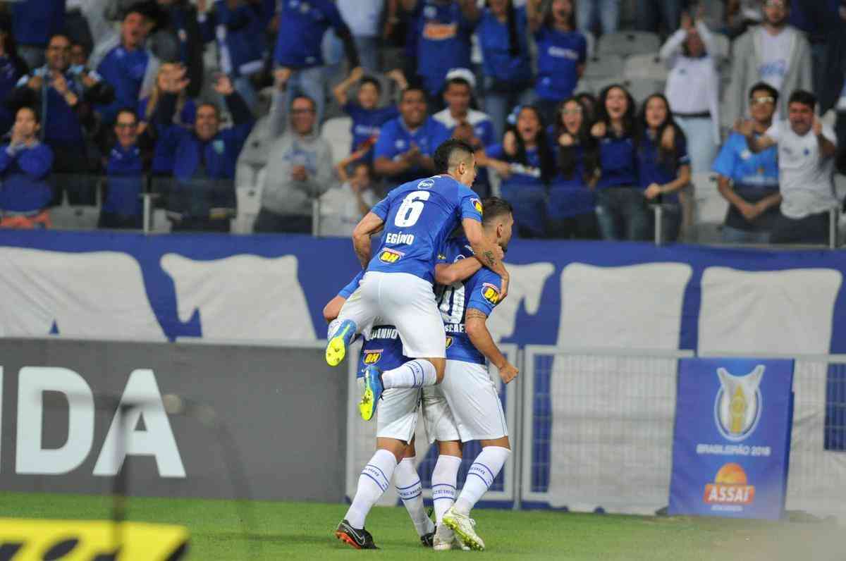 Robinho virou o placar para o Cruzeiro no Mineiro ao completar, de peito, o cruzamento de Arrascaeta