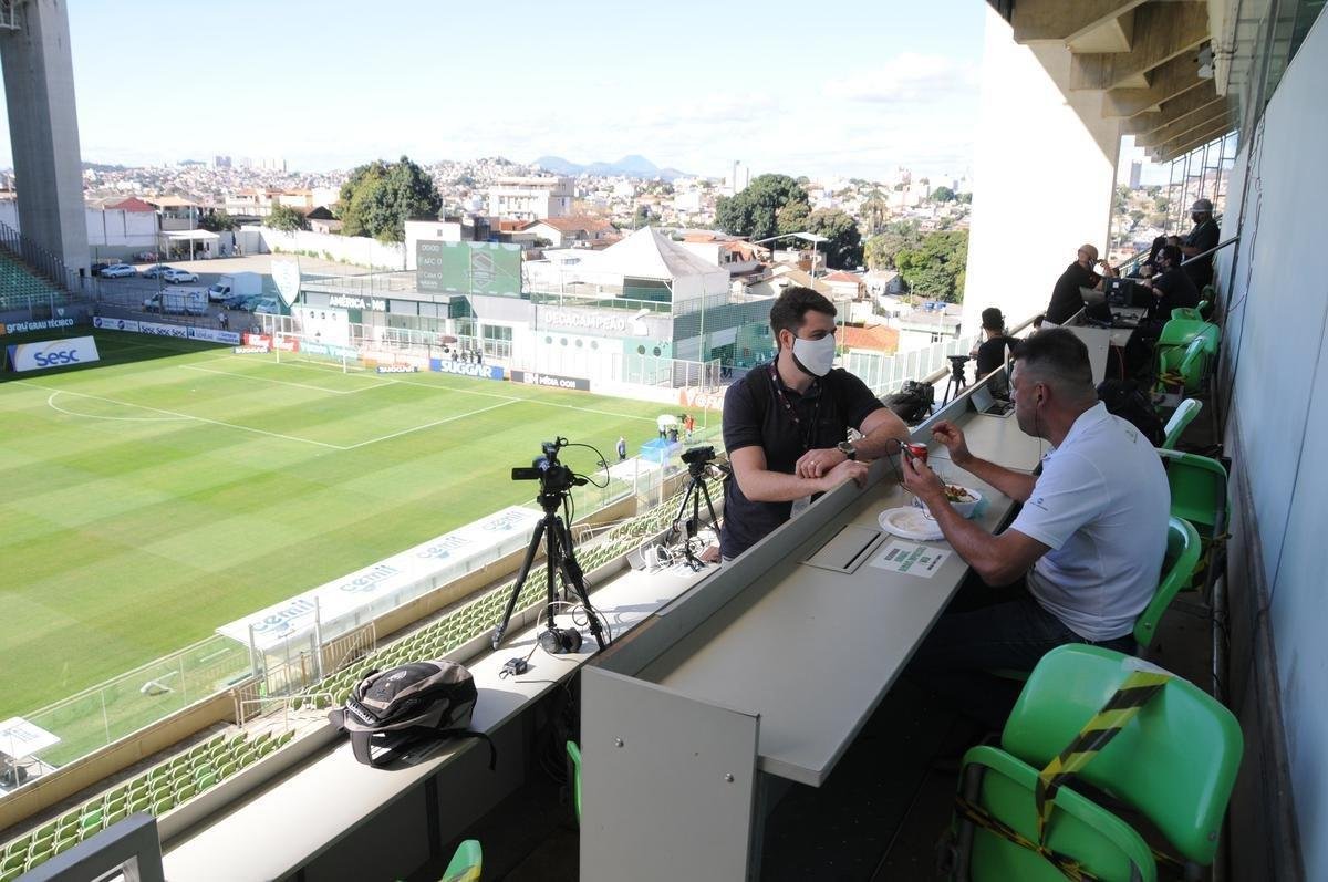 Sem pblico, o estdio Independncia recebeu neste domingo o clssico entre Amrica e Atltico pela 10 rodada do Campeonato Mineiro. Foram 131 dias sem bola rolando no Horto, em BH. No retorno do futebol em Minas, em plena pandemia da COVID-19, estdio seguiu protocolo recomendado pela FMF para evitar contaminaes pelo novo coronavrus. (Juarez Rodrigues/EM?DAPress)