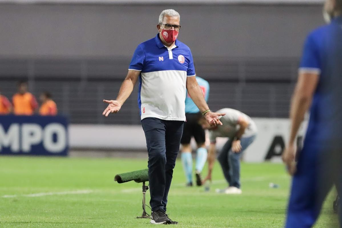 Partida marcou a estreia do tcnico Hlio do Anjos no time alvirrubro