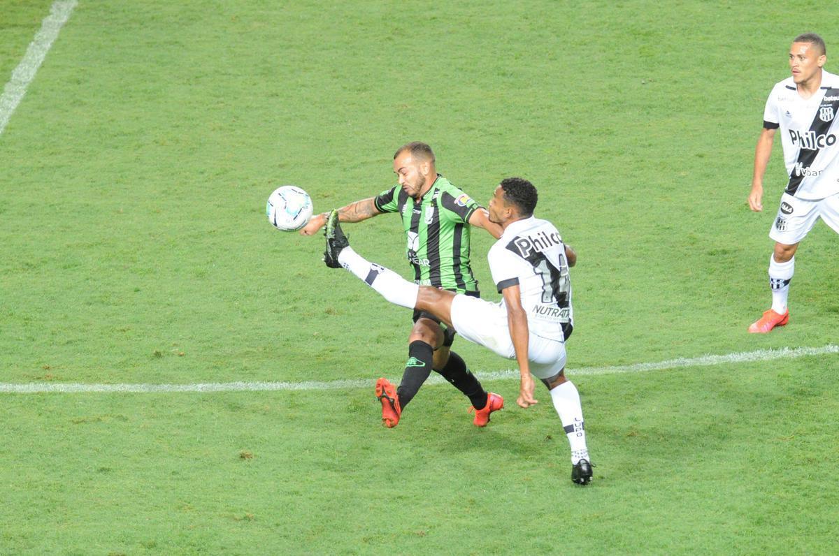 Rodolfo, de pnalti, marcou o terceiro gol do Amrica sobre a Ponte Preta