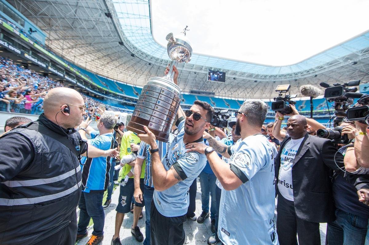 CRUZEIRO - Campeo da Copa do Brasil em 2018, o Cruzeiro busca a to sonhada conquista da Amrica. O elenco atual conta com dois atletas campees da Libertadores: o lateral-direito Edilson (pelo Grmio, em 2017 - foto) e o meio-campista Robinho (pelo Santos, em 2011).