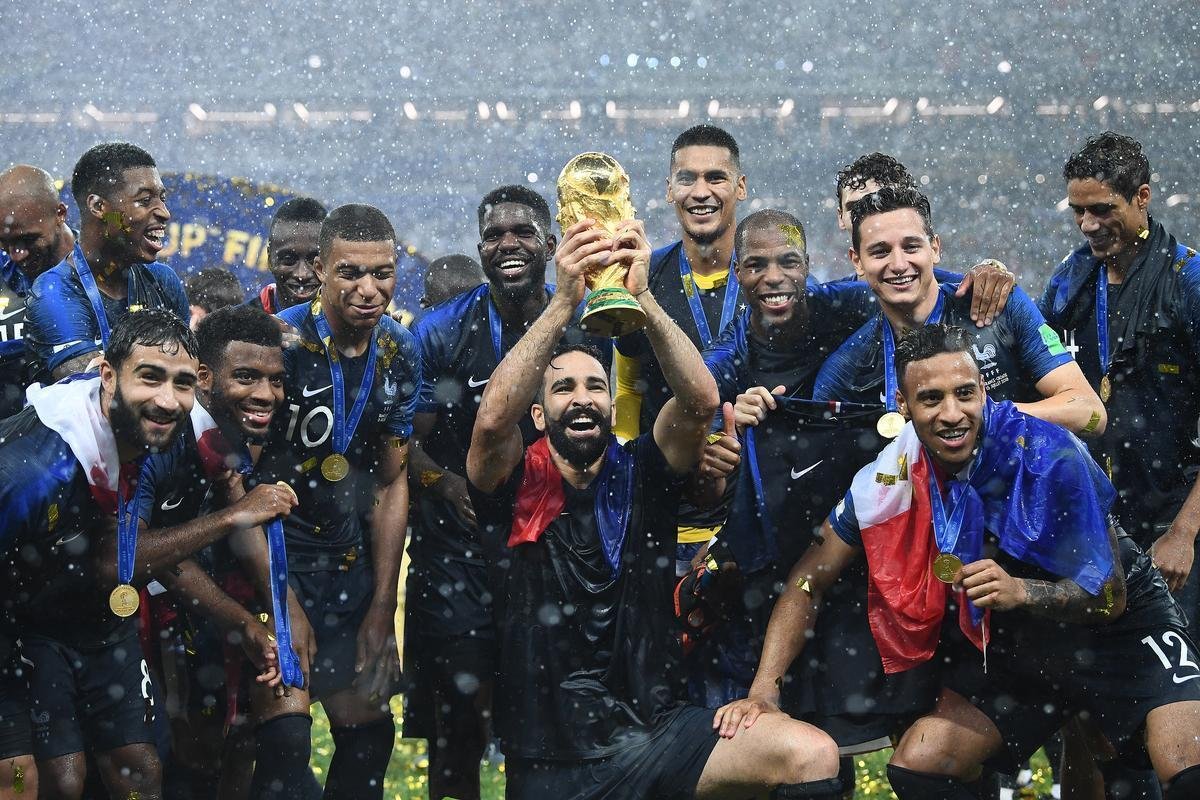Delegao da Frana faz a festa para erguer taa de campe da Copa do Mundo