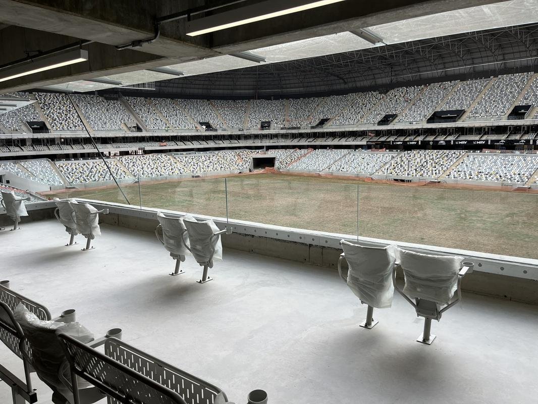 Ambiente para os torcedores com mobilidade reduzida cumpre exigncias, tem vista privilegiada ao gramado e no  obstruda