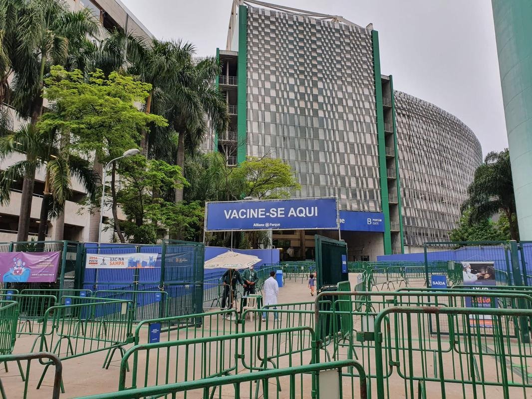Mesmo com o Allianz Parque fechado para o pblico, o entorno do estdio do Palmeiras reuniu muitos torcedores que vo acompanhar a semifinal contra o Atltico em bares e restaurantes (Tlio Kaizer/EM/D. A Press)