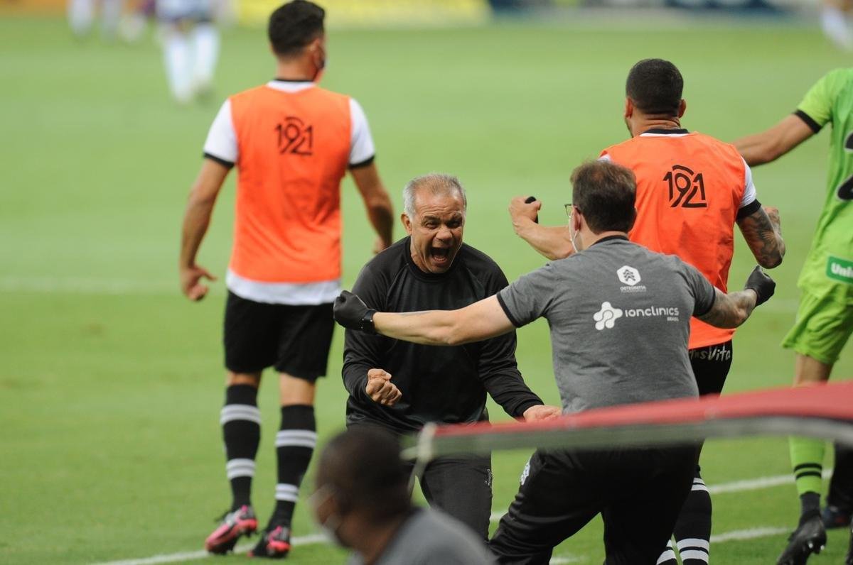 Tcnico Jorginho comemora o golao de Leo Artur