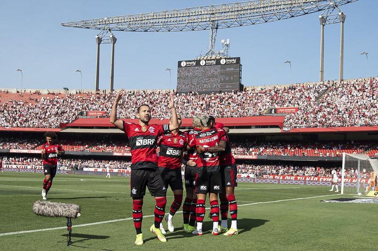 Flamengo massacrou So Paulo em pleno Morumbi e mantm sonho de conquistar o Campeonato Brasileiro, apesar de grande vantagem do Atltico