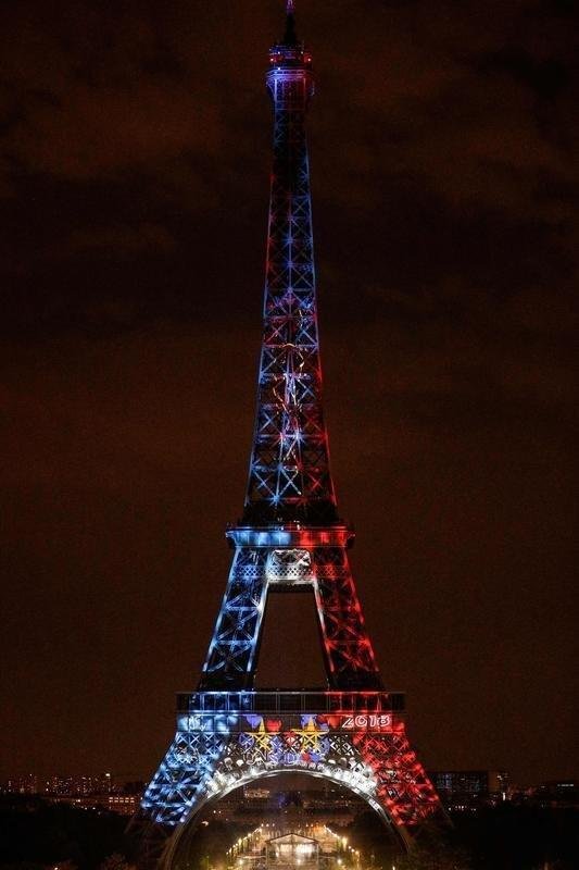 Quando a noite chegou, Paris ficou ainda mais linda: Torre Eiffel foi iluminada com as cores da bandeira francesa e Arco do Triunfo recebeu projees com rostos dos campees
