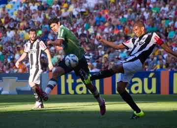 Galo não vence o Fluminense no Rio de Janeiro pelo Campeonato Brasileiro de 2015, quando Patric fez gol da vitória