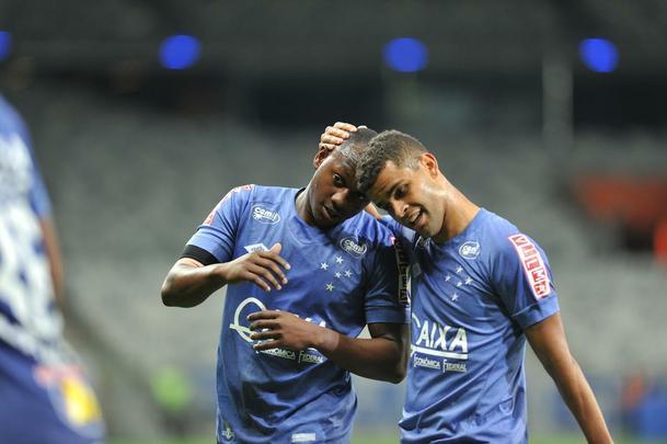 Raniel e De Arrascaeta marcaram os gols da vitria cruzeirense no Mineiro