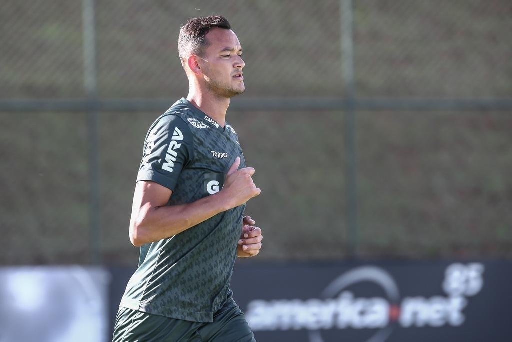 Rver  o jogador que disputou a Libertadores por mais times diferentes (foram cinco no total). Ele entrou em campo 51 vezes na competio: so 26 vitrias, 14 empates e 11 derrotas. Ele marcou 5 gols. Pelo Paulista (2006), foram 6 jogos, com 1 vitrias, 3 empates e 2 derrotas. Pelo Grmio (2009), foram 12 jogos, com 7 vitrias, 4 empates e 1 derrota (2 gols marcados). Pelo Atltico (2013 e 2014), foram 15 jogos, com 9 vitrias, 3 empates e 3 derrotas (2 gols marcados). Pelo Internacional (2015), foram 6 jogos, com 4 vitrias, 1 empate e 1 derrota (1 gol marcado). Pelo Flamengo (2017 e 2018), foram 12 jogos, com 5 vitrias, 3 empates e 4 derrotas