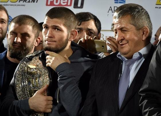 Khabib Nurmagomedov  festejado por multido de fs no estdio do Anzhi, no Daguesto 