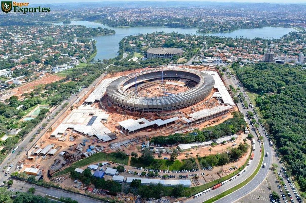 Mineiro com obras de modernizao avanadas em 20 de janeiro de 2012. Na parte externa, estruturas do estacionamento e da nova esplanada comeam a ser montadas.