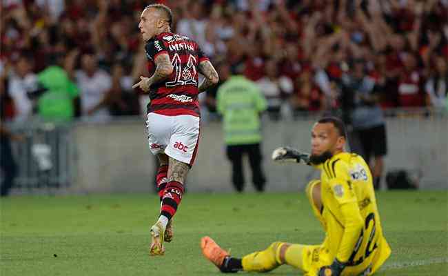 Everton Cebolinha comemorando o gol da vitria do Flamengo