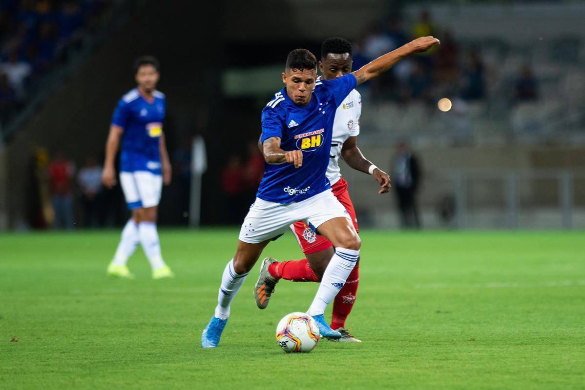 Jadsom Silva (volante) - disputou 41 jogos pelo Cruzeiro na temporada 2020, sendo 37 como titular. Na reta final, mostrou-se insatisfeito com os salários atrasados e entrou na Justiça contra o clube. A situação foi contornada com uma proposta do Bragantino, que comprou 80% de seus direitos econômicos por R$5,4 milhões. A Raposa teve direito a R$3,24 milhões e ainda manteve 20% de uma negociação futura.
