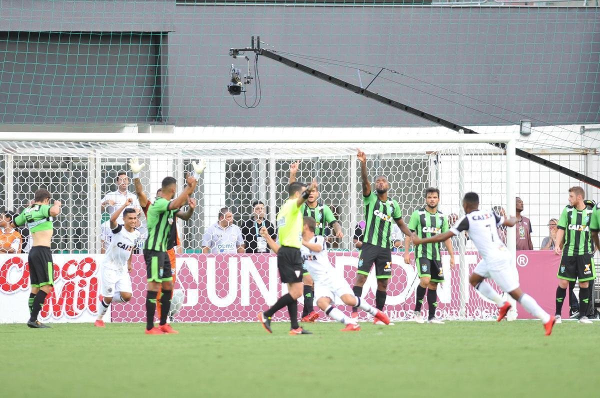 Imagem do polmico gol do Atltico: Rger Guedes cabeceou, Glauco defendeu e o rbitro Igor Junio Benevenuto confirmou o gol baseado na viso do auxiliar Guilherme Dias Camilo. Imagem do canal Premiere apontou que defesa foi feita sobre a linha de meta e a bola no entrou.