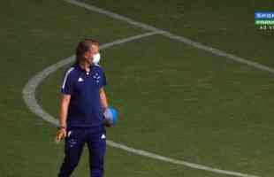 Preparador fsico Anselmo Sbragia, do Cruzeiro, jogou sal grosso no gramado do Mineiro antes da partida contra o Brasil de Pelotas, neste sbado, pela 26 rodada da Srie B