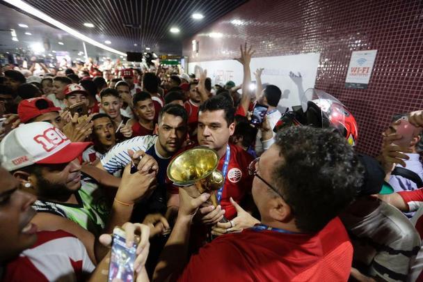 Jogadores, comissão técnica e diretoria do Náutico foram recebidos com festa no desembarque após a conquista do título da Série C do Campeonato Brasileiro, diante do Sampaio Corrêa. A delegação alvirrubra desembarcou em solo pernambucano pouco depois das 23h30 e seguiu em carro aberto para a sede do clube, no bairro dos Aflitos