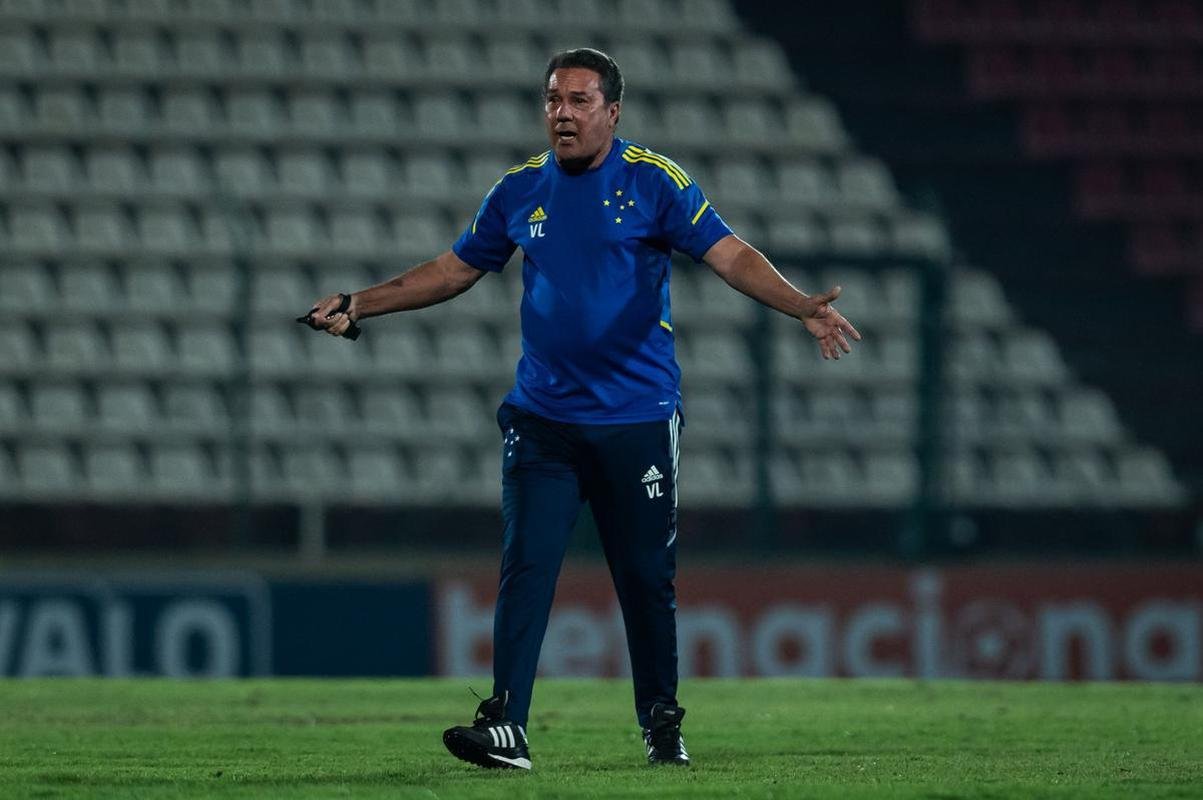 Cruzeiro treinou na Arena do Jacar, em Sete Lagoas, local do jogo desta quinta, 19h, contra o Operrio-PR, pela 24 rodada da Srie B do Brasileiro; veja imagens da atividade comandada pelo tcnico Vanderlei Luxemburgo