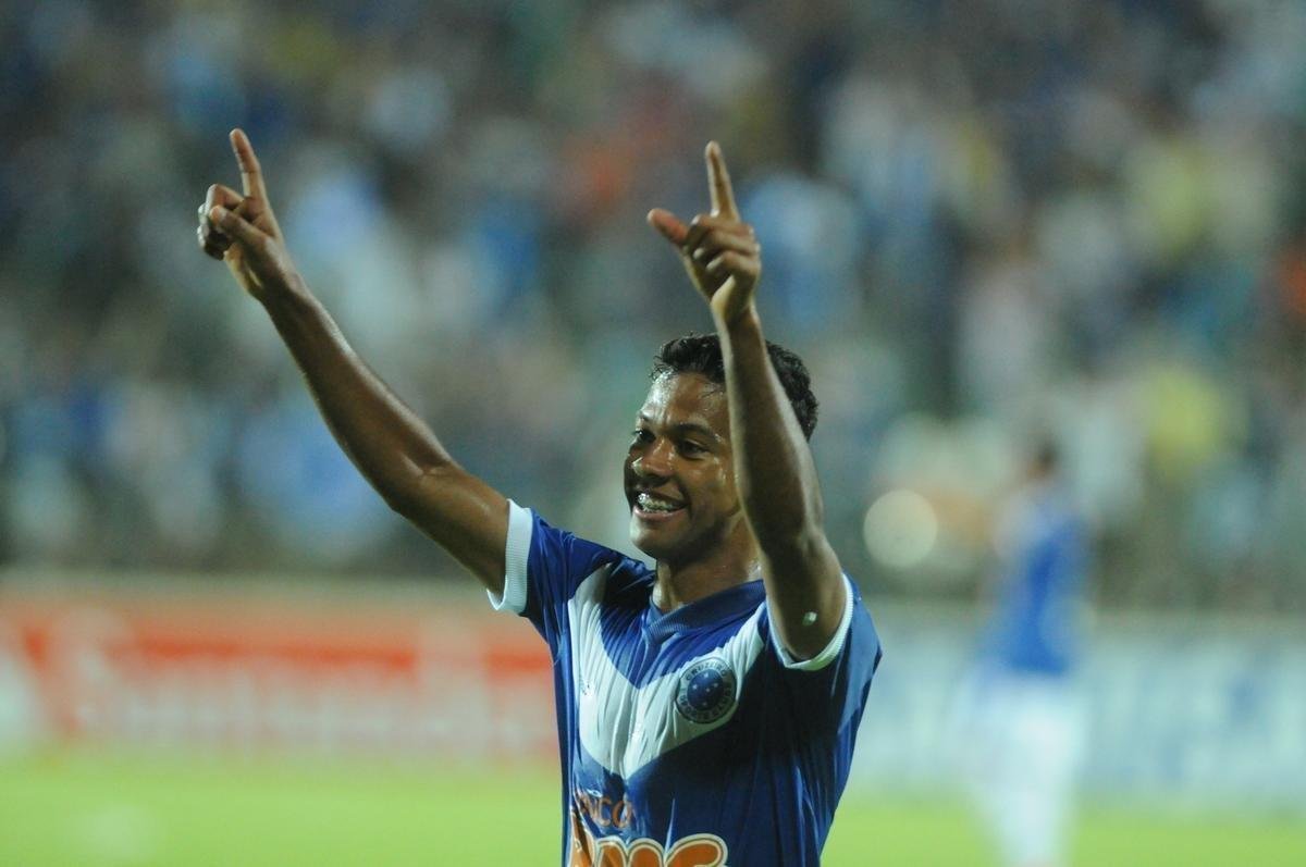 Tambm atacante de beirada, Wallyson se destacou como 'homem-gol' do Cruzeiro e marcou oito vezes em oito jogos. O time foi eliminado pelo Once Caldas-COL nas oitavas de final da Libertadores de 2011.