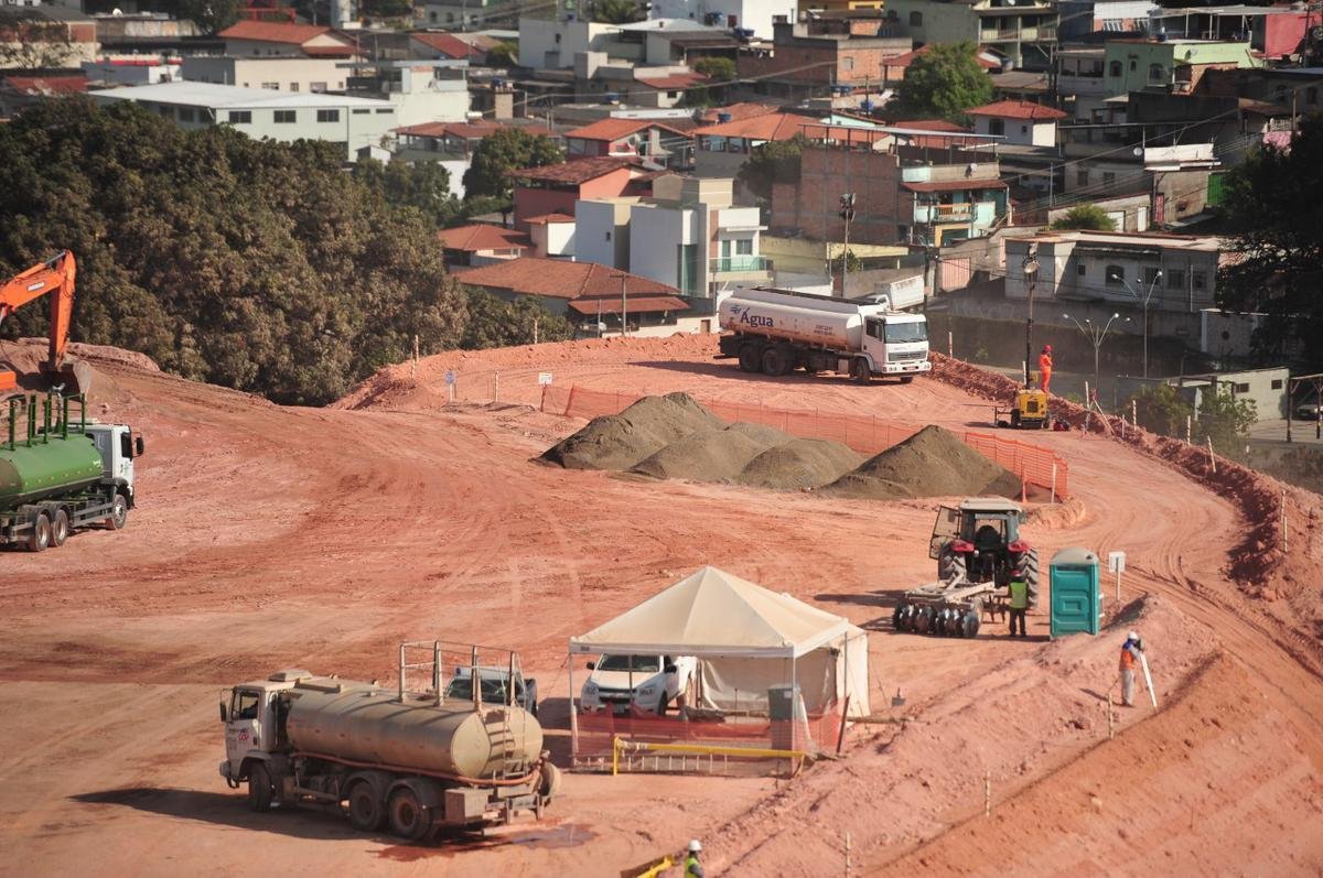 Novas fotos da construo da Arena MRV, estdio do Atltico, no bairro Califrnia, em Belo Horizonte. Nos arredores, curiosos fazem o que podem para ver o andamento das obras. (Alexandre Guzanshe/EM/D.A Press)