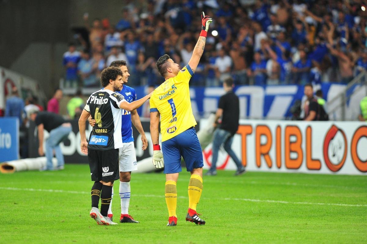 Fbio foi decisivo nos pnaltis, fez trs defesas e colocou o Cruzeiro nas semifinais da Copa do Brasil