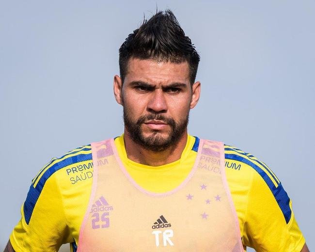 Em 2021, o zagueiro Lo Santos jogou 12 partidas pelo Cruzeiro e marcou dois gols. Nesta temporada, ele defende o Ituano.