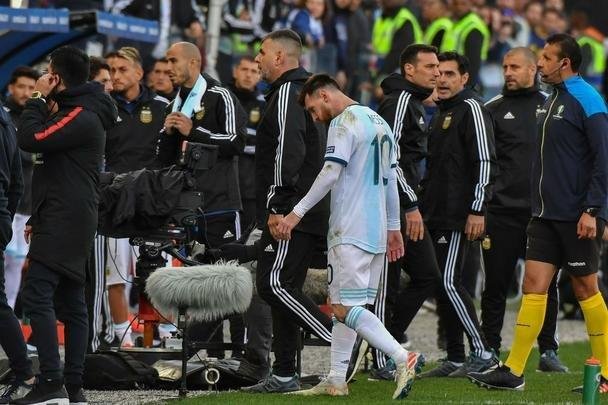 Medel deu peitadas em Messi durante primeiro tempo de Argentina e Chile, e ambos foram expulsos pelo rbitro paraguaio Mario Daz de Vivar. Torcida na Arena Corinthians vaiou a deciso do juiz.