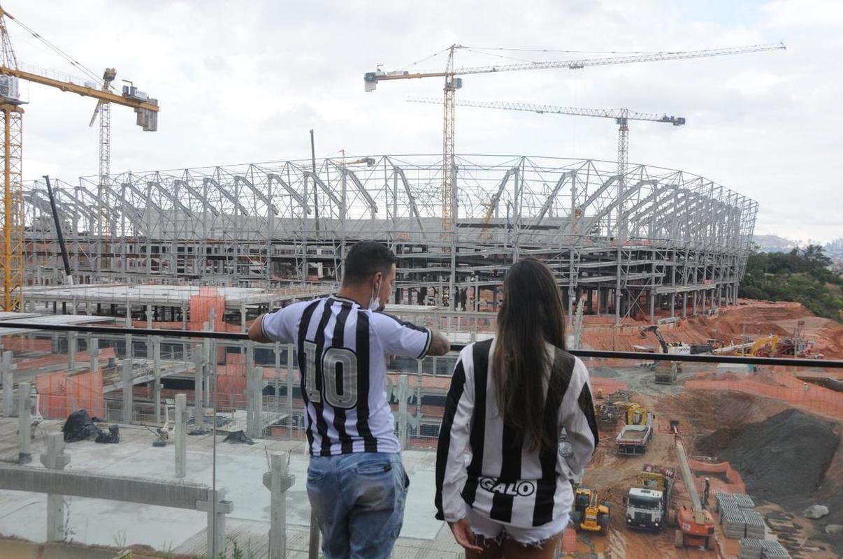 Nesta quarta-feira (20), as obras da Arena MRV, no Bairro Califrnia, em Belo Horizonte, adentraram em uma nova etapa. Isso porque as placas da cobertura do estdio comearam a ser instaladas, conferindo 'novo visual' ao projeto da futura casa do Atltico.