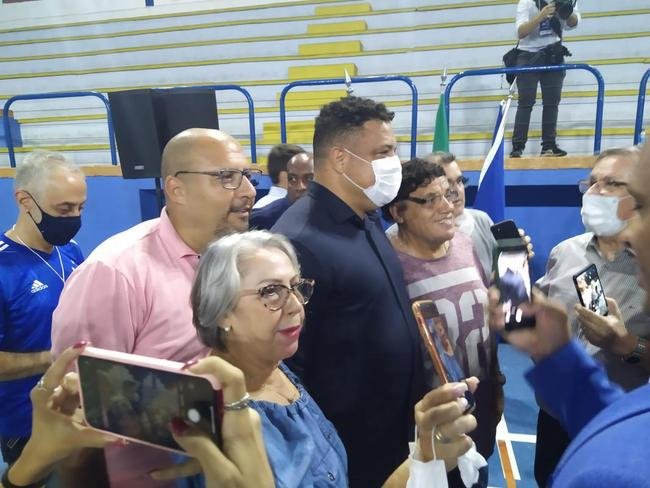 Ronaldo compareceu  votao da venda da SAF do Cruzeiro no Barro Preto e foi muito assediado por conselheiros do clube