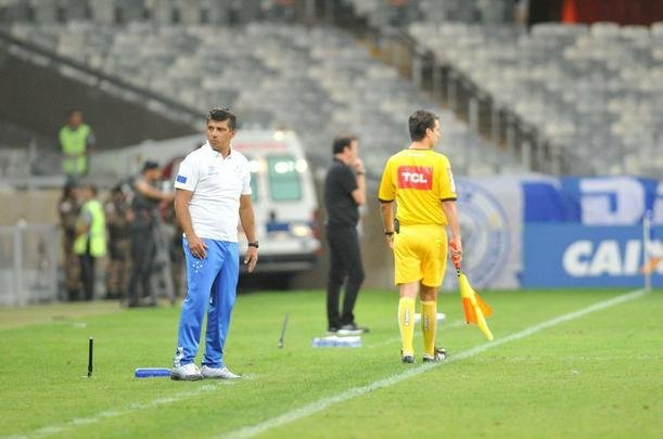 Em jogo com grande atuao do goleiro Fbio, Cruzeiro derrotou Santos de virada, por 2 a 1, com gols de Sass e Raniel; Gabriel Barbosa marcou para o Peixe, no Mineiro, pela 26 rodada do Brasileiro