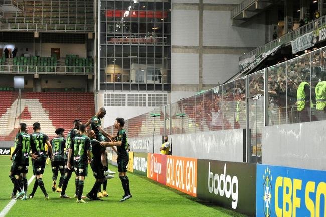 Fotos do gol de Juninho, o terceiro do Amrica na partida contra o Grmio, no Independncia, em BH, pelo Brasileiro: 3 a 0