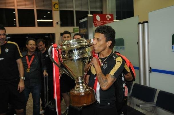Com a taa do ttulo do Campeonato Mineiro de 2015