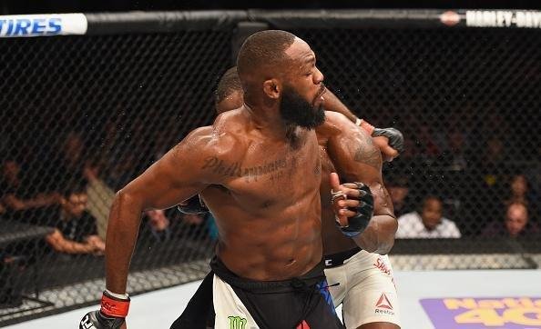 Jon Jones volta ao octógono do UFC e conquista cinturão interino