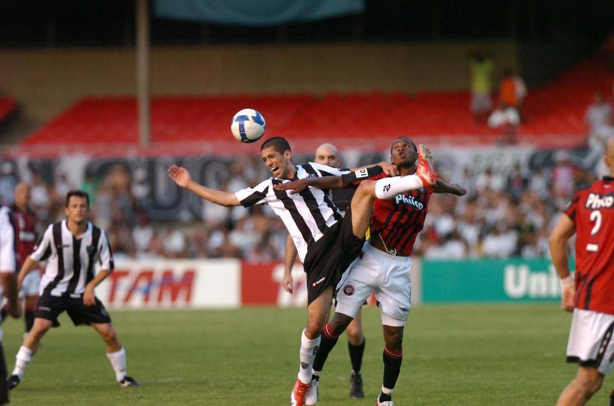 Evandro - Jogou no Palmeiras entre 2008 e 2009. Foi para o Atltico em 2009 e ficou at 2010.