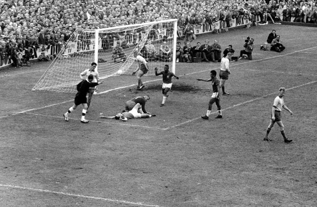 Lance do jogo entre Brasil X Sucia pela final da Copa. O Brasil venceu por 5 a 2, ficando com o ttulo. No detalhe, Pel comemora o quarto gol, marcado por Zagallo