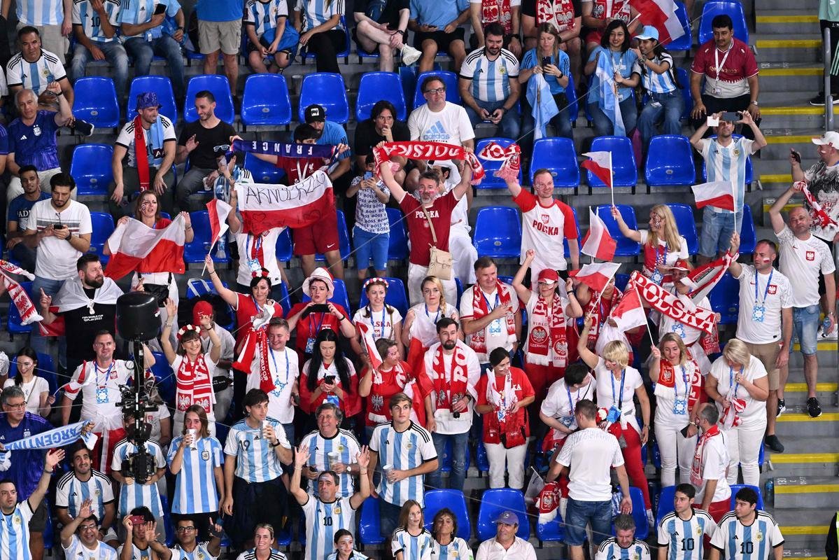 Fotos das torcidas de Argentina e Polnia durante jogo entre as duas selees pelo Grupo C da Copa do Mundo, no Estdio 974, em Doha, no Catar