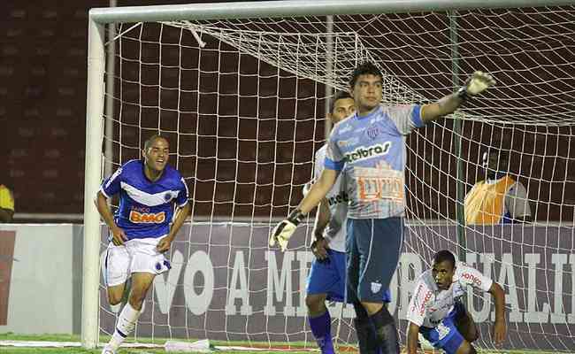 Anselmo Ramon fez o segundo gol do Cruzeiro na vitria por 5 a 0 sobre o Ava em 13 de agosto de 2011