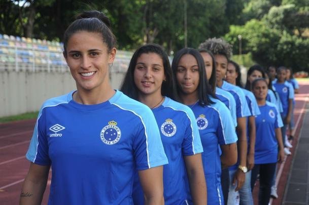 Cruzeiro apresentou jogadoras de seu time feminino na tarde desta quarta-feira (21/02)
