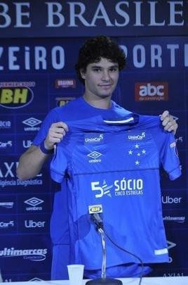 Lateral-esquerdo Dod, de 26 anos, foi apresentado pelo Cruzeiro na Toca; Jos Benedito, pai do lateral, e Jnior Pedroso, empresrio, estiveram presentes