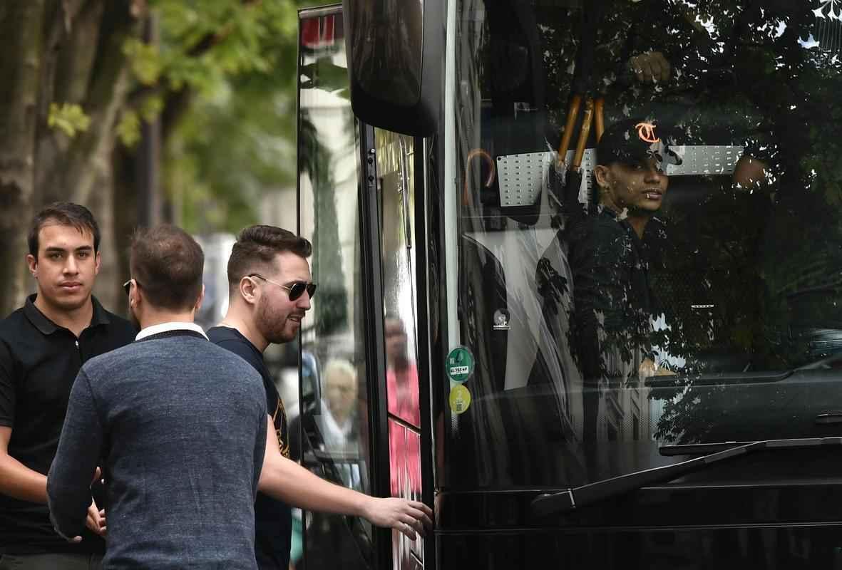 Amigos marcam presena na apresentao oficial do atacante no clube francs