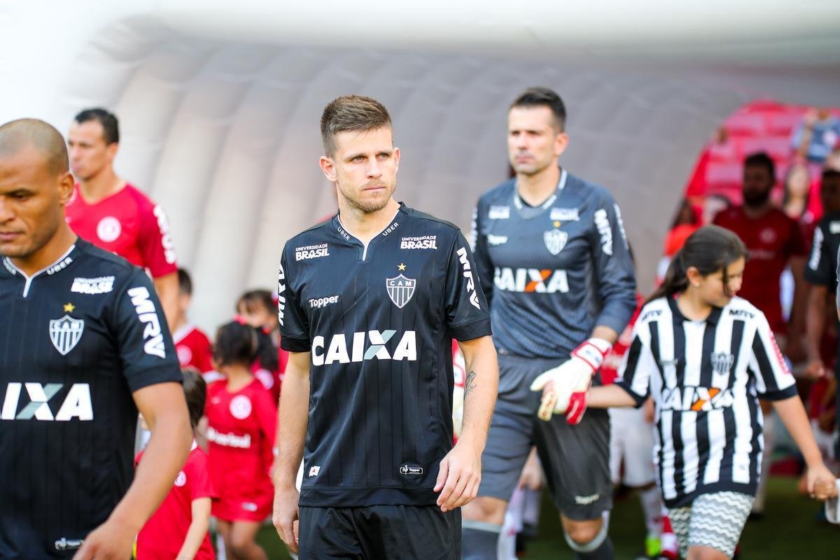 Galo derrotou Internacional no Beira-Rio com gols de Cazares e Terans; D'Alessandro descontou de pnalti