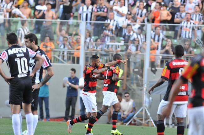 Paulinho comemora gol do Flamengo no Independ�ncia
