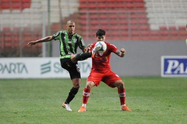 Imagens do duelo entre Amrica e CRB, no Independncia, pela 26 rodada da Srie B