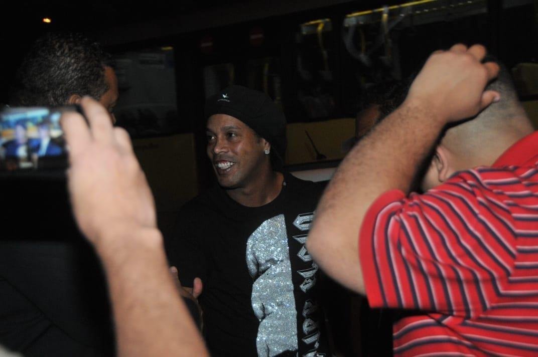 Ronaldinho chegou com duas horas de atraso  sede, onde recebeu homenagem do Atltico