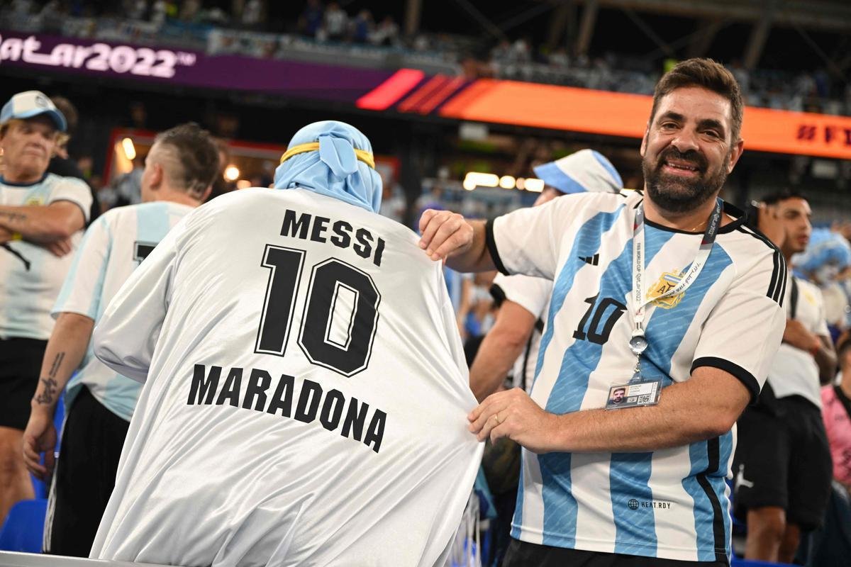 Fotos das torcidas de Argentina e Polnia durante jogo entre as duas selees pelo Grupo C da Copa do Mundo, no Estdio 974, em Doha, no Catar